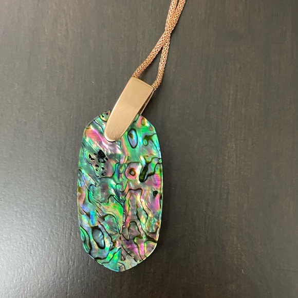 Kendra Scott Inez Long In Abalone Shell Gold Pendant Necklace - Picture 3 of 5